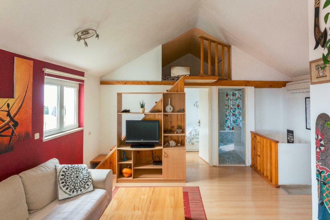 Laura Apartman *